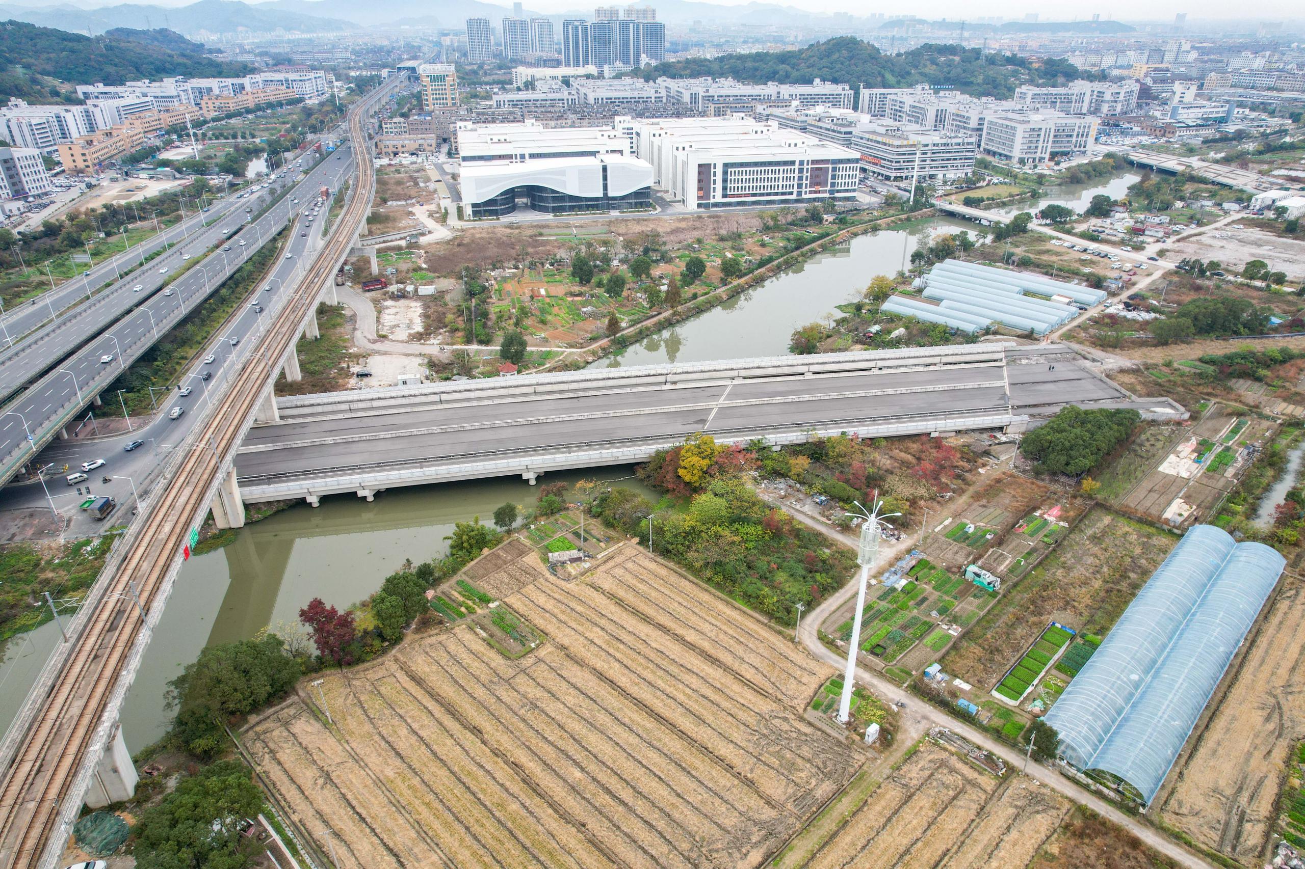 疏港公路與橫峰大道連接線工程（橫峰大道跨桐山溪橋、跨高洋河橋）（參建）